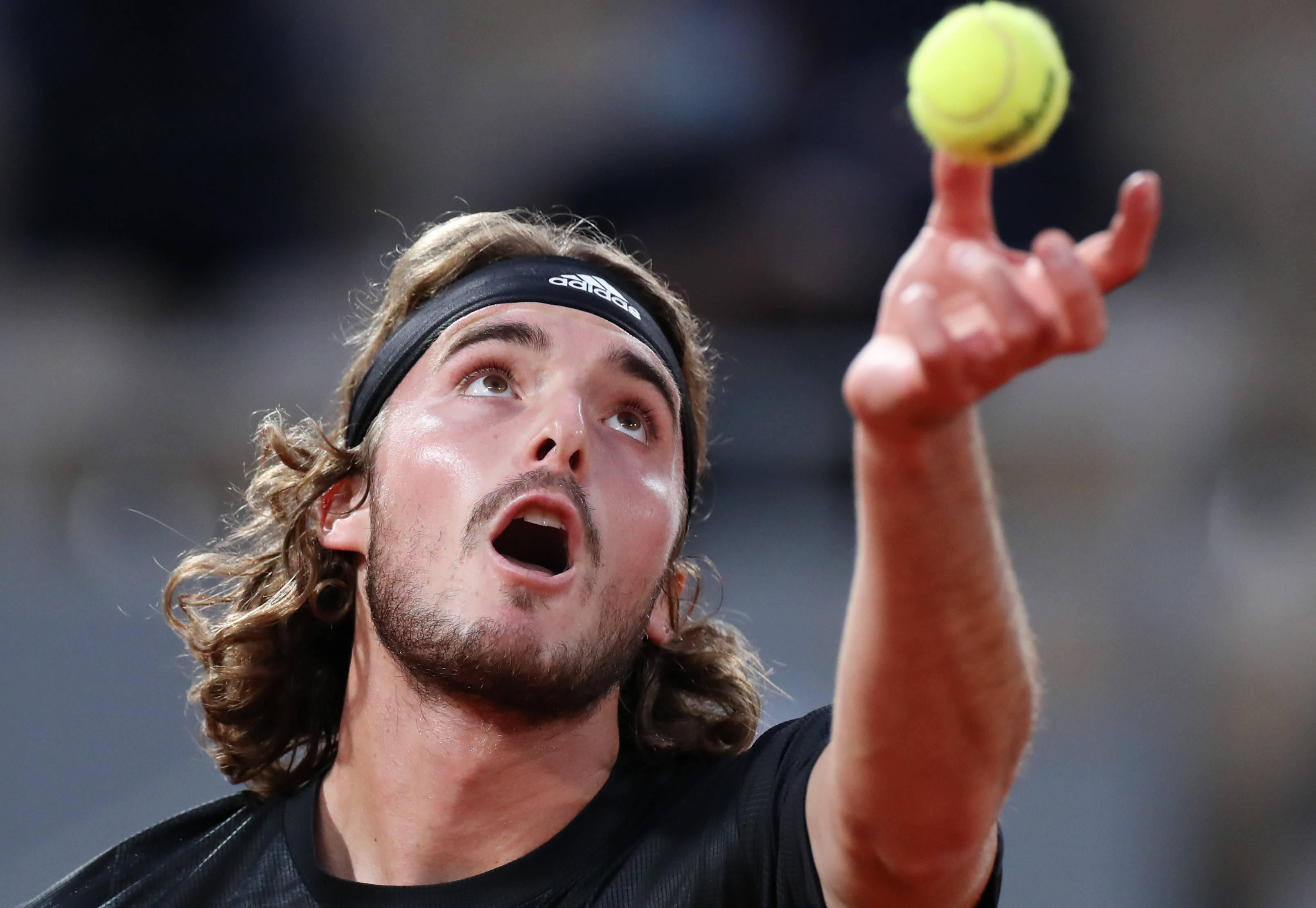 包含德国网球队险胜澳大利亚网球队，西西帕斯高光表现的词条