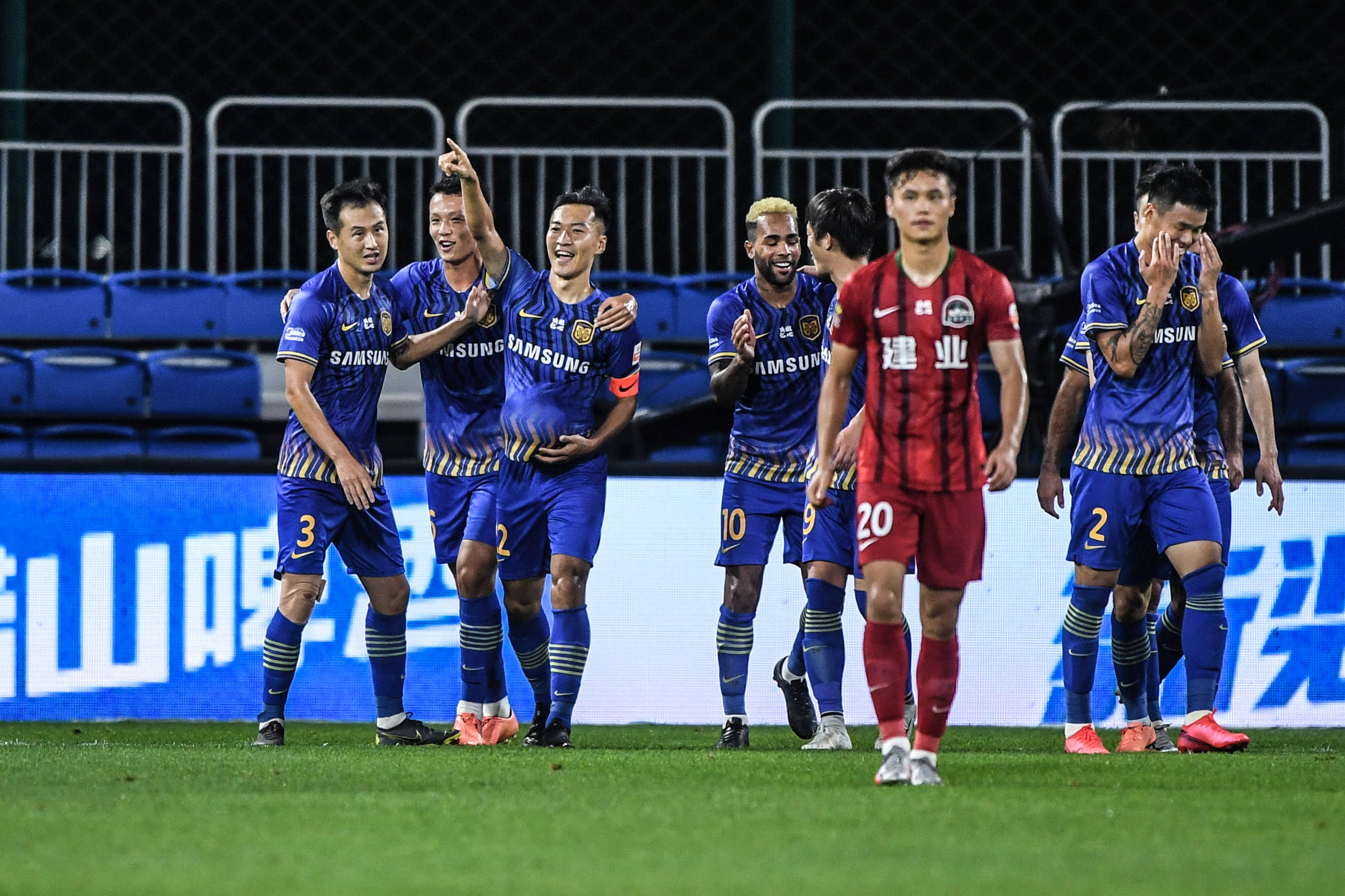 情势严峻!一支中超劲旅在比赛中重挫对手的简单介绍 情势严峻!一支中超劲旅在比赛中重挫对手的简单介绍