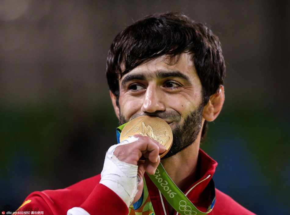 包含俄罗斯选手在举重比赛中斩获金牌的词条