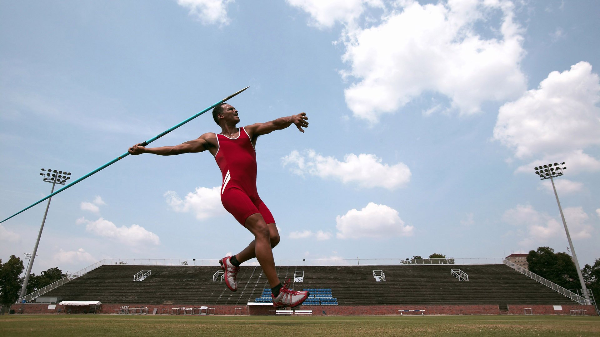 跨界狂想，当安哥拉篮球加时绝杀芬兰，克瓦拉茨赫利亚在F1赛道接管年度争冠